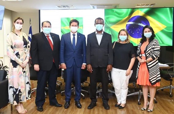 O Ministro da Cidadania, João Roma e a Secretária Nacional de Assistência Social Maria Yvelonia,